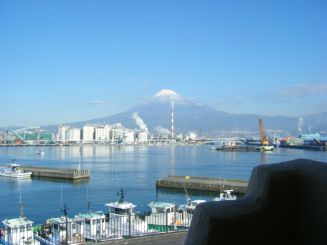 ベランダからは田子の浦港と富士山が一望できる