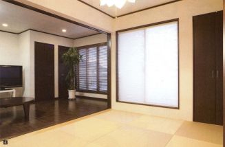 ＬＤＫと続く和室は４枚扉をフルオープンにすると開放的な空間に。琉球畳がモダンなイメージ。